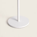 Lampe à poser base circulaire blanche en métal avec tige fine cylindrique