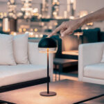 Lampe à poser noire à dôme LED sur tige fine, base ronde, commande tactile