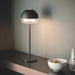 Lampe à poser noire à abat-jour demi‑sphère, pied métallique et diffuseur transparent, éclairage d'appoint