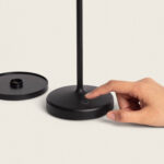 Lampe à poser noire socle rond à bouton tactile, tige fine fini mat