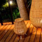 Lampe à poser en rotin tressé sur trois pieds, lumière LED chaude pour terrasse extérieure