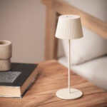 Lampe à poser beige à abat-jour plissé, pied fin et base ronde