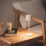 Lampe à poser beige compacte, abat-jour plissé sur pied fin avec socle rond