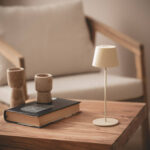 Lampe à poser beige à abat-jour plissé, tige fine et base ronde