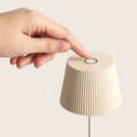 Lampe à poser beige à abat-jour plissé avec touche tactile circulaire et câble