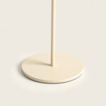 Lampe à poser beige en aluminium, base ronde plate et tige fine