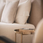 Lampe à poser blanche, tige métallique fine, abat-jour conique et socle rond