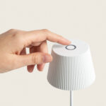 Lampe à poser blanche cannelée avec bouton tactile circulaire