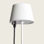 Lampe à poser blanche à abat-jour cannelé, tige fine et prise de recharge avec câble noir