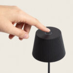 Lampe à poser noire, abat-jour cannelé avec bouton tactile sur le dessus