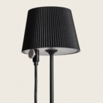 Lampe à poser noire abat-jour plissé, pied métal fin et câble avec interrupteur