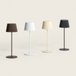 Lampe à poser, tige fine et abat-jour plissé, couleurs marron, blanc, crème et noir