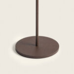 Lampe à poser base circulaire aluminium finition rouille avec tige fine verticale