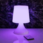 Lampe de table LED portable blanche en plastique givré, lumière violette, télécommande posée à côté