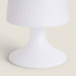 Lampe à poser blanche en plastique mat, base évasée et abat-jour conique