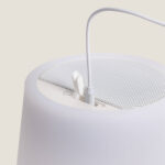 Lampe à poser blanche cylindrique avec grille haut-parleur et port de charge USB