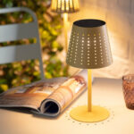 Lampe à poser jaune en métal perforé avec abat-jour conique et pied fin