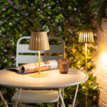 Lampe solaire à poser jaune en métal perforé, abat-jour conique, pour table extérieure