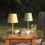 Lampe à poser LED extérieure beige et verte, abat-jour perforé en métal, pied et base ronds