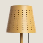 Lampe à poser jaune en métal perforée abat-jour conique sur pied avec cordon visible