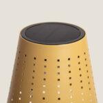 Lampe à poser solaire dorée conique en métal perforé, panneau solaire circulaire sur le dessus