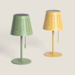 Lampe à poser en métal perforé vert et jaune, abat-jour conique, tige et base rondes, cordon d'allumage