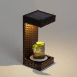 Lampe à poser solaire structure tressée marron, panneau solaire sur le dessus, LED à lumière chaude dirigée vers le bas