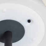 Lampe à poser extérieure avec diffuseur blanc circulaire et tige noire