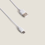 Câble USB A vers micro-USB blanc avec connecteurs visibles