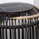 Lampe solaire à poser, structure à fines tiges foncées, panneau solaire intégré, anse en corde avec attaches métalliques dorées