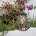 Lampe à poser solaire LED en métal gris foncé style lanterne tressée, pour éclairage extérieur