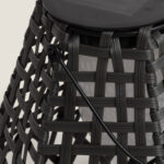 Lampe à poser en résine tressée noire, abat-jour conique et panneau solaire intégré