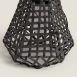 Lampe à poser avec structure tressée noire et diffuseur intérieur blanc cylindrique