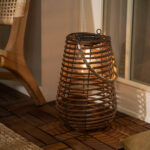 Lampe à poser solaire en osier marron avec poignée et diffuseur en verre, lumière chaude