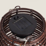 Lampe à poser ronde solaire noire avec panneau photovoltaïque, crochet de suspension et support en osier