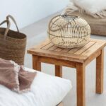 Lampe à poser rotin sphérique beige, tressage ajouré et anse métal