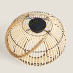 Lampe à poser rotin tressé beige, forme ronde, panneau solaire visible et poignée en corde