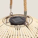 Lampe solaire rotin suspendue, abat-jour tressé beige avec panneau solaire noir et cordage de suspension