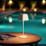 Lampe à poser extérieure beige en aluminium, pied fin et abat-jour carré