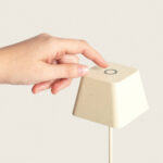 Lampe à poser beige à abat-jour trapézoïdal avec bouton tactile circulaire et câble