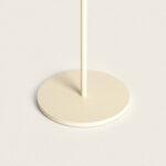 Lampe à poser beige, base ronde en aluminium mate avec tige fine