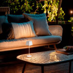 Lampe à poser LED blanche portable sur table de terrasse, éclairage extérieur