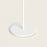 Lampe à poser blanche, socle rond en aluminium mat et tige fine verticale