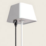 Lampe à poser blanche abat-jour carré pied fin et câble noir