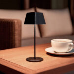 Lampe à poser LED noire en aluminium, abat-jour trapézoïdal et base ronde, tige fine