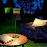 Lampe à poser extérieure noire en aluminium, abat-jour carré, pied fin sur table