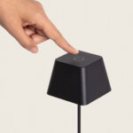 Lampe LED extérieure noire sur tige avec bouton tactile circulaire