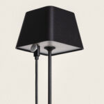 Lampe à poser noire en aluminium mat, abat-jour carré et pied fin