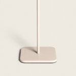 Lampe à poser beige avec base carrée arrondie et tige fine verticale, finition mate