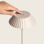 Lampe à poser LED portable beige, abat-jour plissé et bouton tactile au sommet